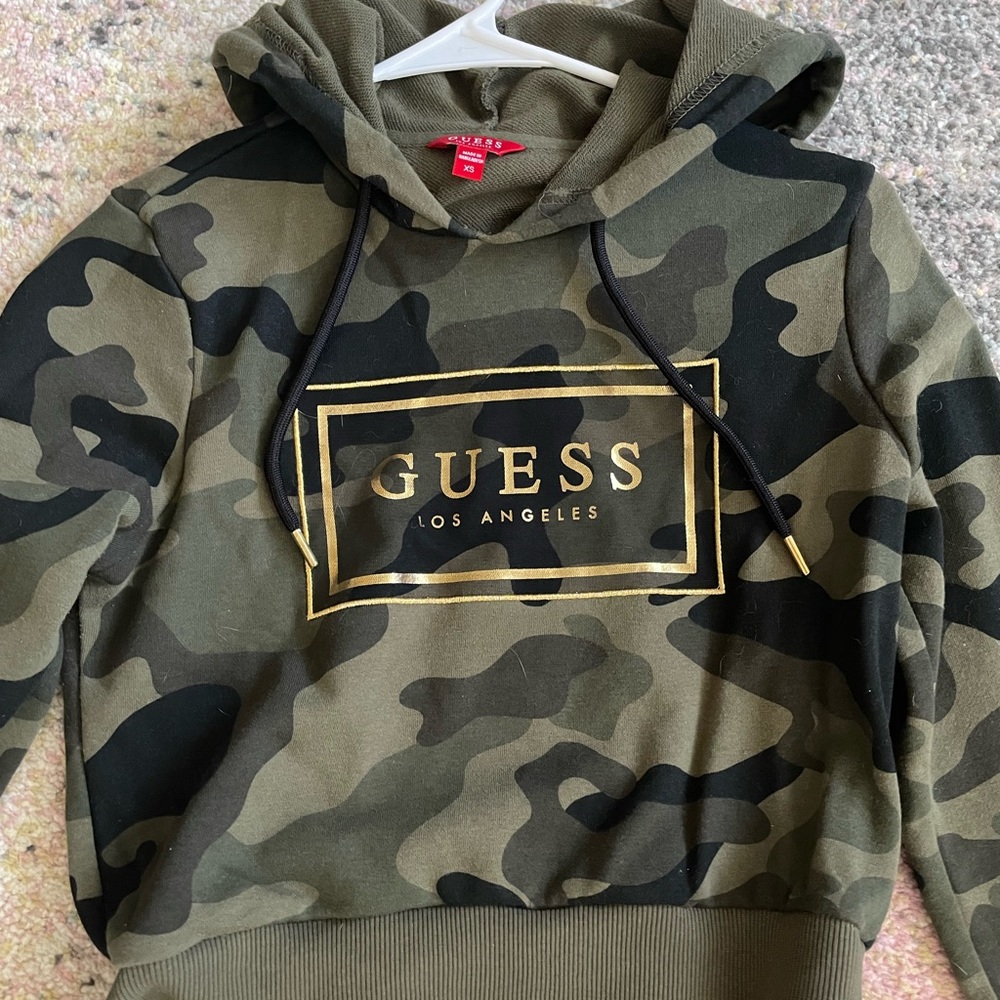 Cropped Cammo Guess Hoodie